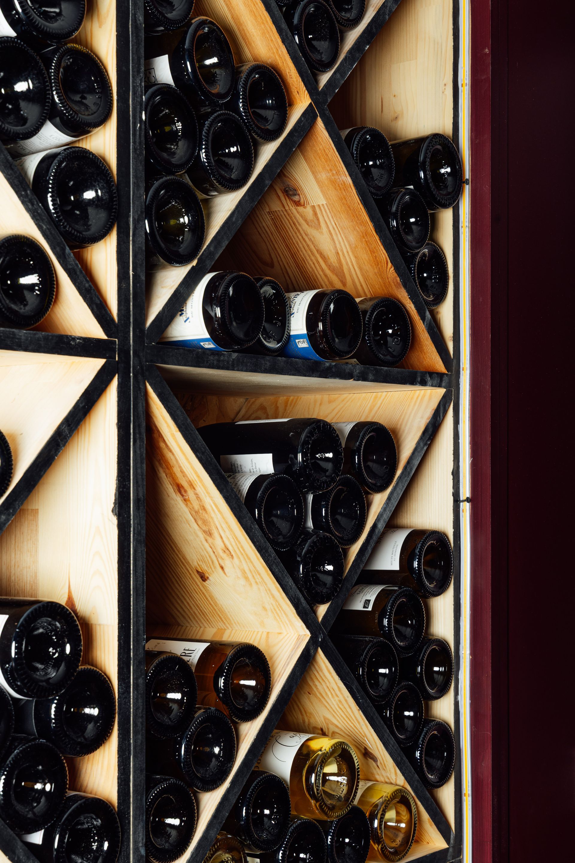 Cave à vins du Coq Rouge, casier géométrique