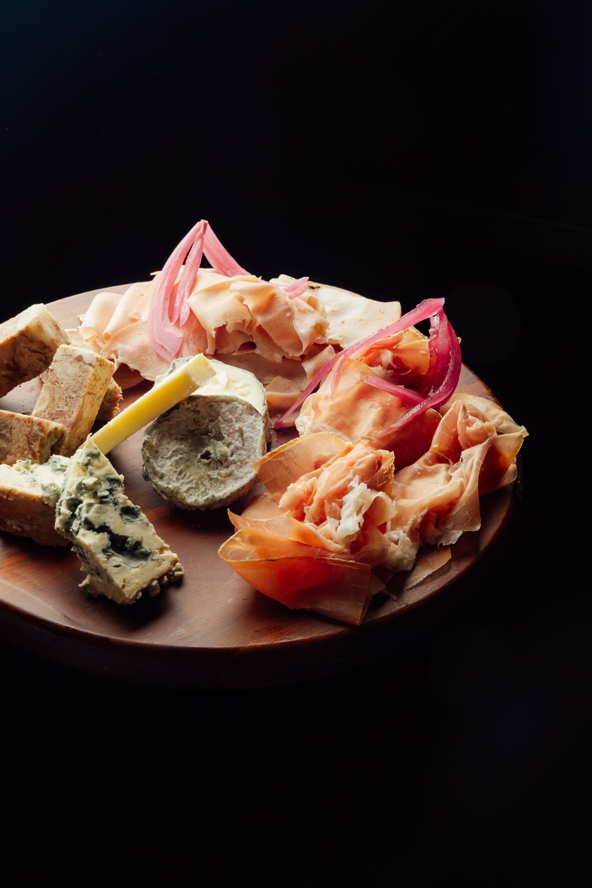 Plateau de charcuterie sur ardoise noire